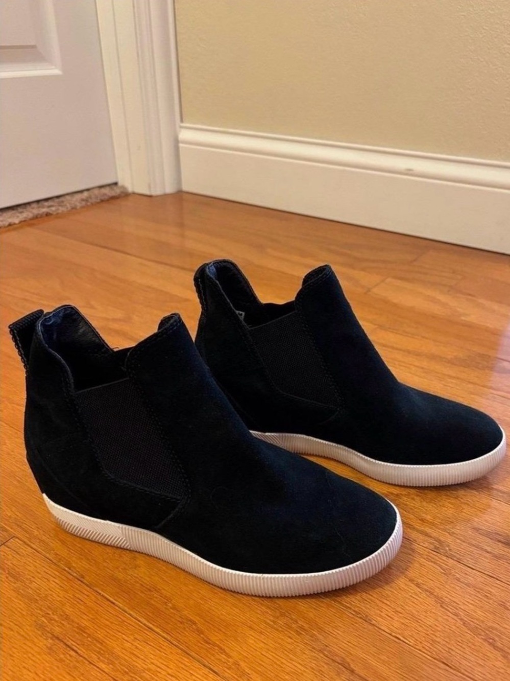 Sorel Black Suede Slip On Chelsea Boot 7.5